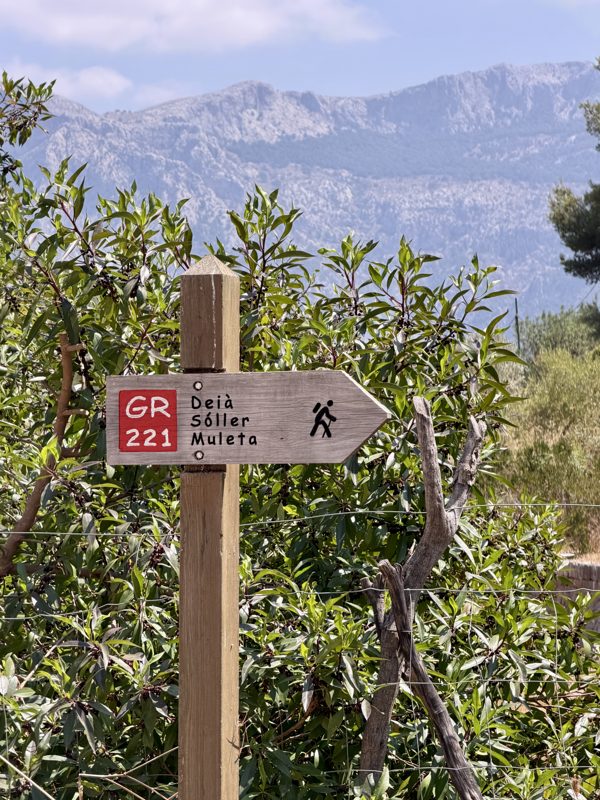 Wanderwegweiser GR 221 auf Mallorca mit Tramuntana-Gebirge