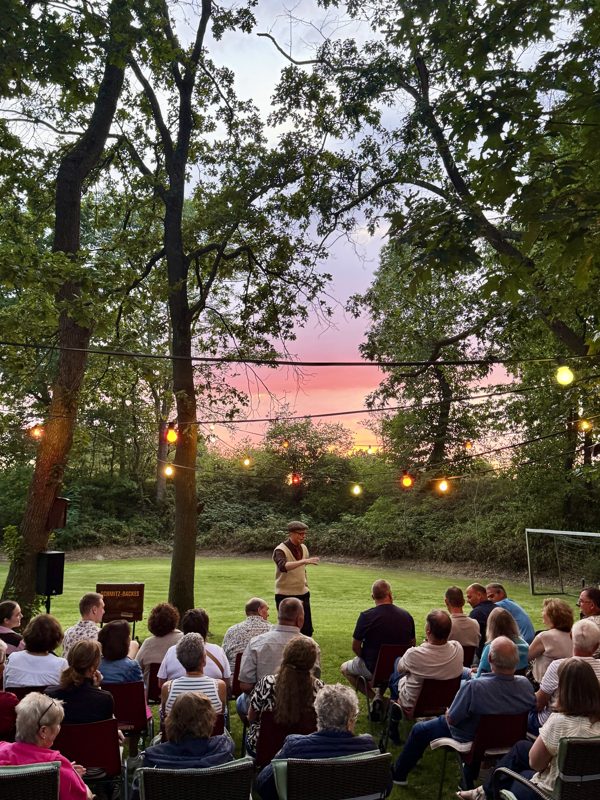 Open-Air-Zaubershow an einem Sommerabend mit Publikum